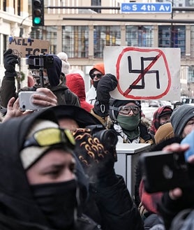 Imagen secundaria 2 - De Mineápolis salió con bolazos de nieve y globos de agua en la cara, algo poco agradable cuando hay -20 grados de temperatura