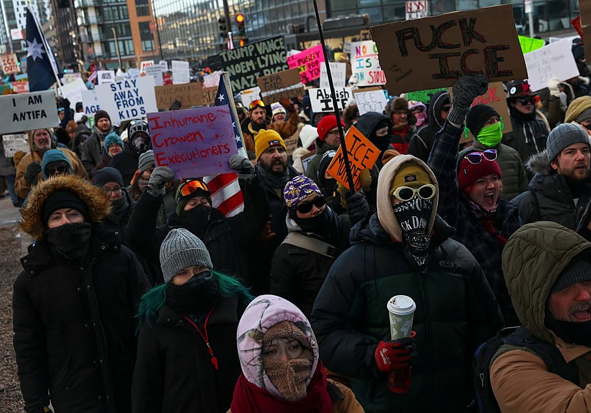 Manifestantes en contra del ICE en Mineápolis