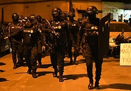 Integrantes de la Policía Nacional Civil (PNC) participan en un operativo en el barrio El Gallito este jueves, en Ciudad de Guatemala