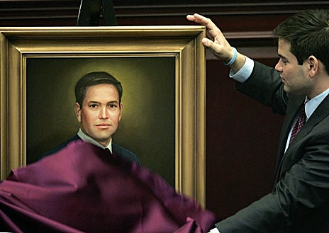 Imagen secundaria 1 - Arriba, en 2012: Rubio se reubicó con rapidez en torno a John McCain y se convirtió en uno de sus rostros útiles en Miami. Fotografía facilitada por la Oficina del senador John McCain de Marco Rubio, senador por Florida; el expresidente del Gobierno y presidente de la Fundación para el Análisis y los Estudios Sociales FAES, José María Aznar; John McCain, senador por Arizona, y Saxby Chambliss, senador por Georgia, durante la visita del político español al Senado de Estados Unidos. Abajo, dos estampas del álbum más personal de Rubio