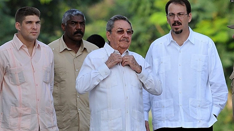 Raúl Castro, junto a su nieto y su hijo Alejandro Castro Espín (derecha)
