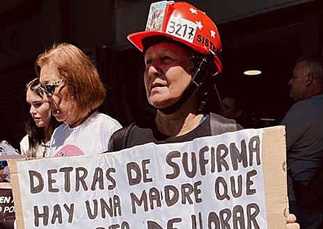 Imagen secundaria 1 - Los opositores al régimen han perdido el miedo a manifestarse en las calles y salen a reclamar la libertad de los presos políticos y de otros reclusos que, víctimas de las rencillas internas chavistas, podrían quedar fuera de la amnistía
