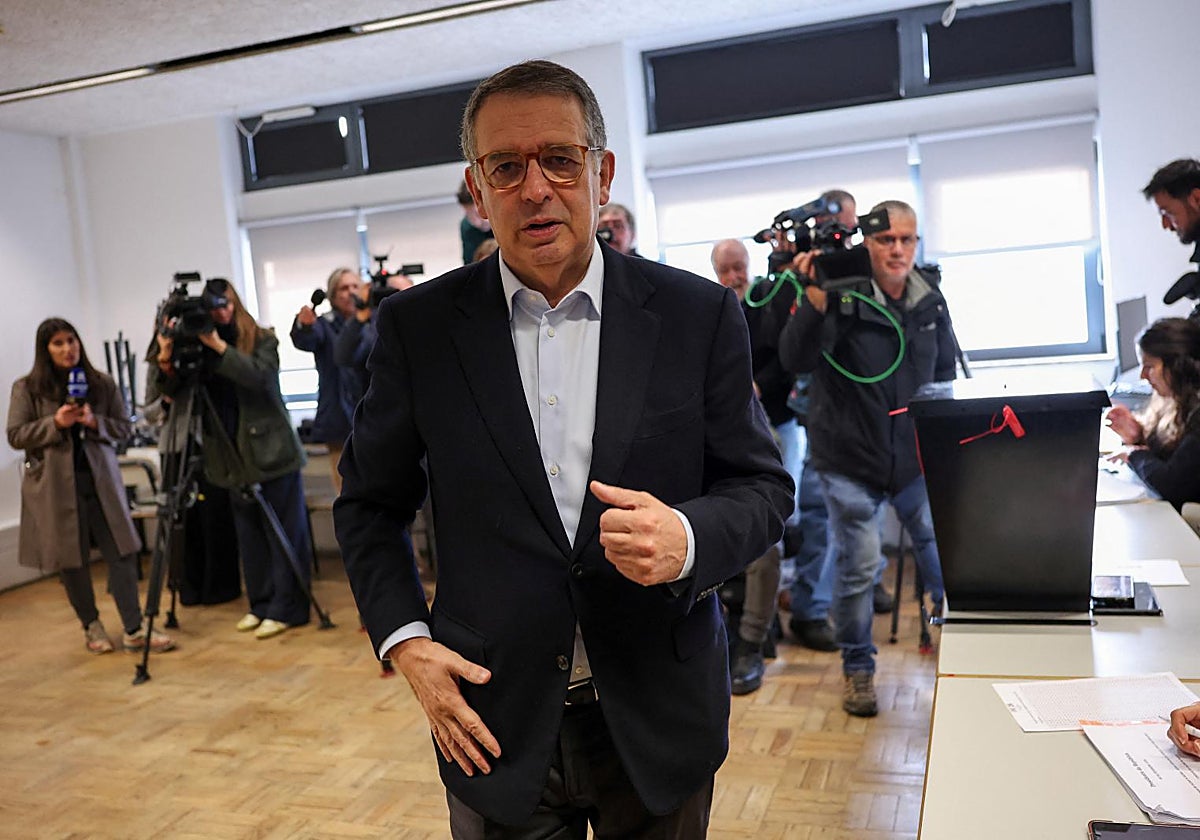 El socialista António José Seguro, en el momento de votar en su colegio electoral este domingo