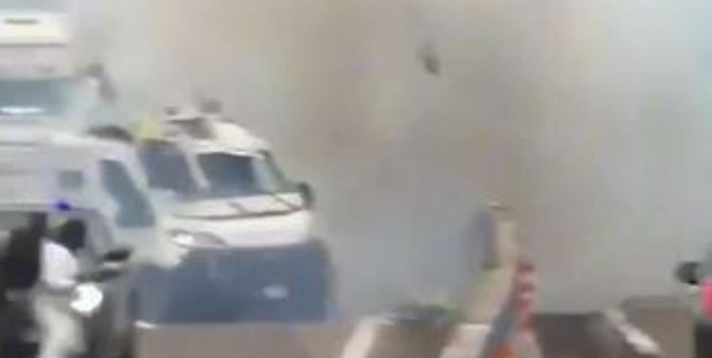 Asalto de película a un furgón blindado: se hacen pasar por policías, revientan el vehículo y se van sin nada