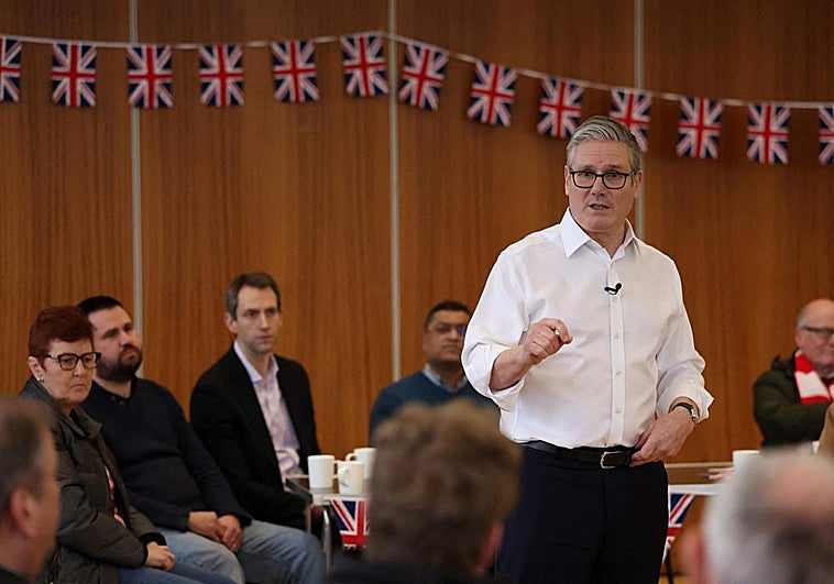 Starmer gana tiempo con el respaldo de su gabinete tras la mayor crisis interna de su mandato