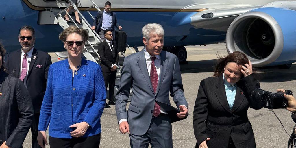 El secretario de Energía de EE.UU. se reúne con Delcy en Caracas para negociar la venta de petróleo