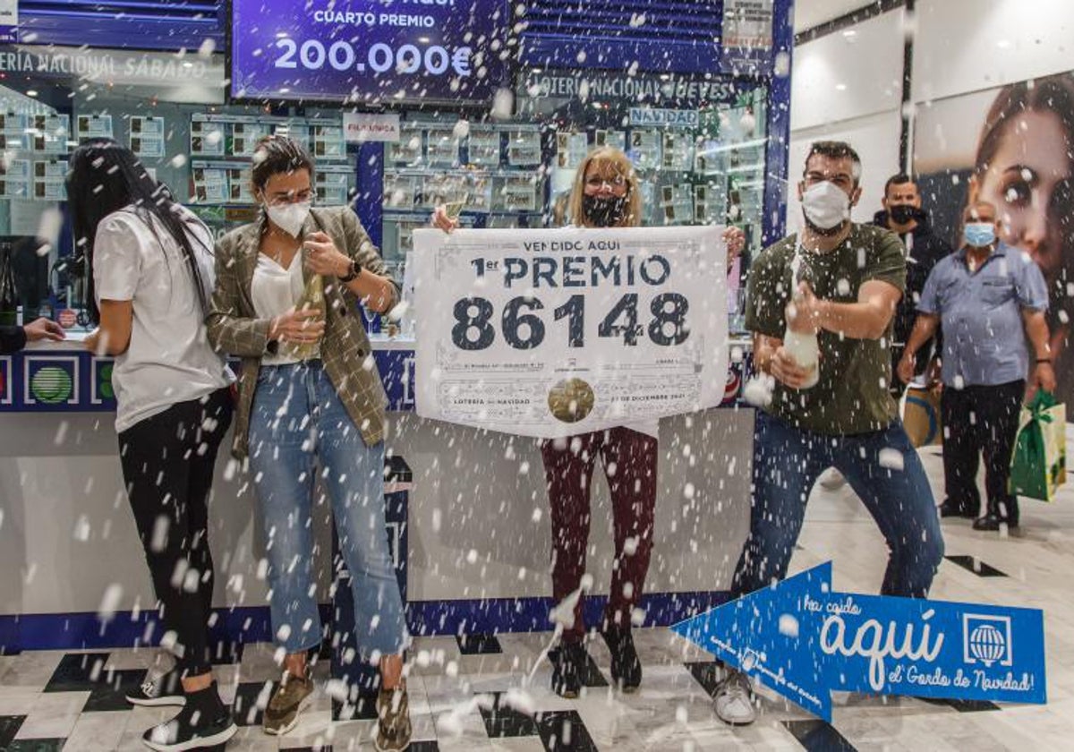 Varios agraciados celebran el primer premio en la Lotería de Navidad del año pasado