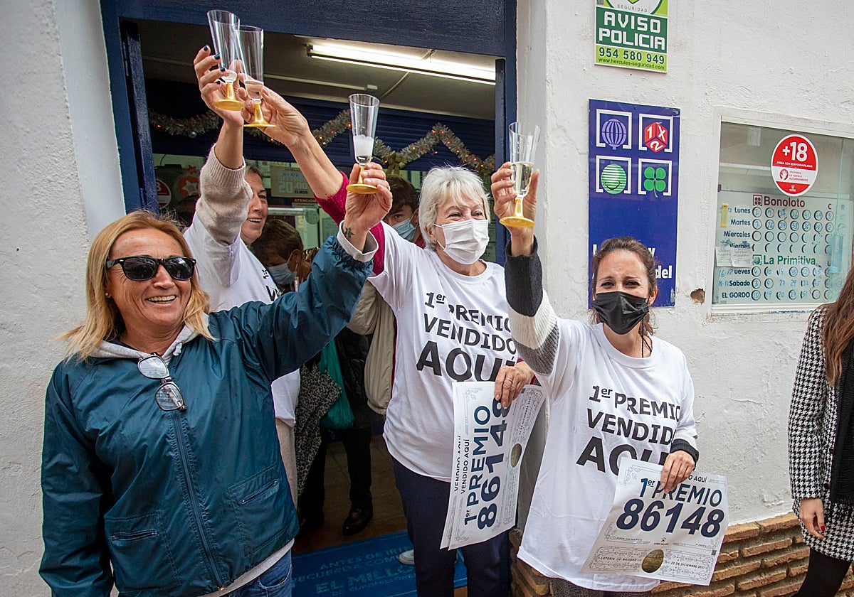 Una administración de Ayamonte, en Huelva, celebra el primer premio de la Lotería de Navidad.