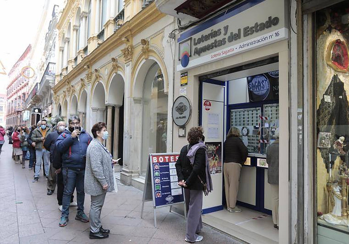 Cola para comprar Lotería de Navidad en Sevilla
