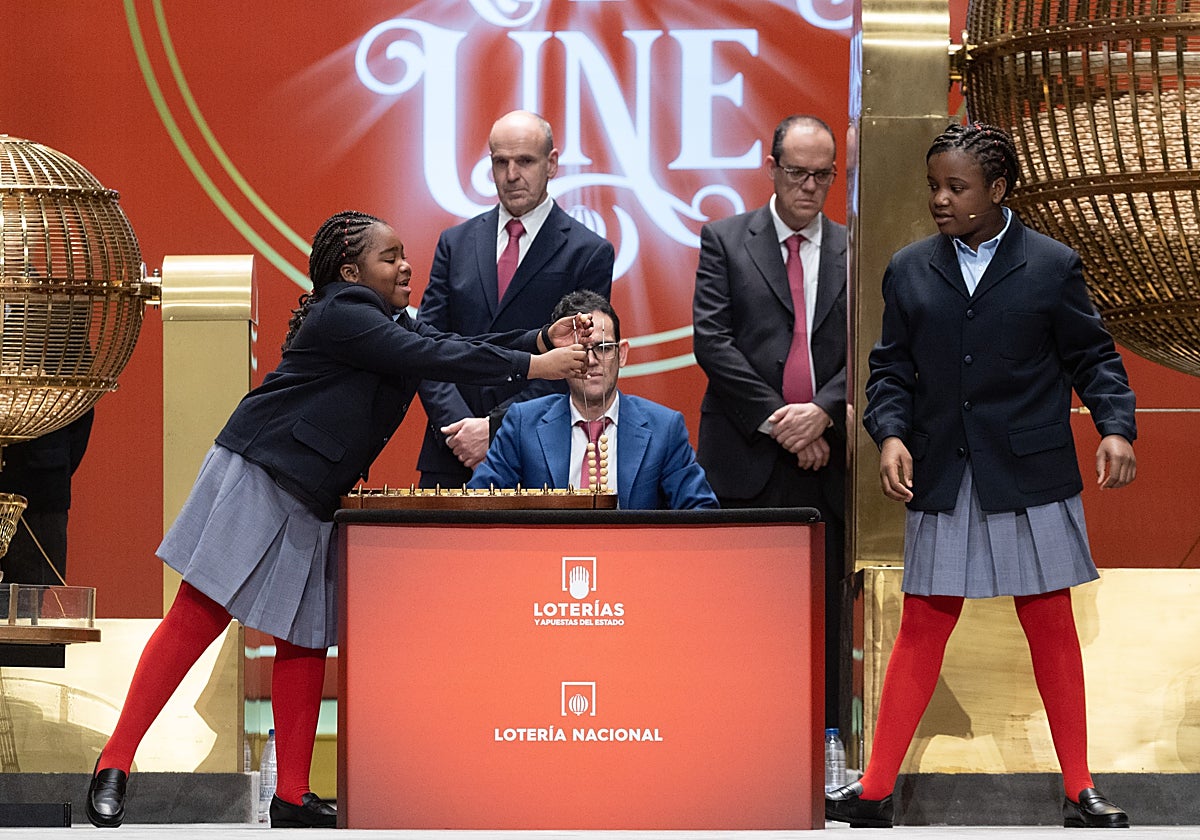 Yesica y Ainhoa cantando los Lotería de Navidad