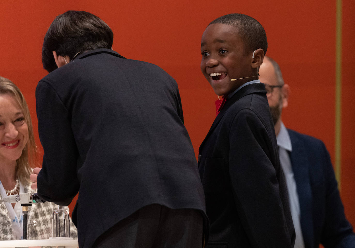 Los niños de San Ildelfonso sonriendo tras sacar el Gordo 