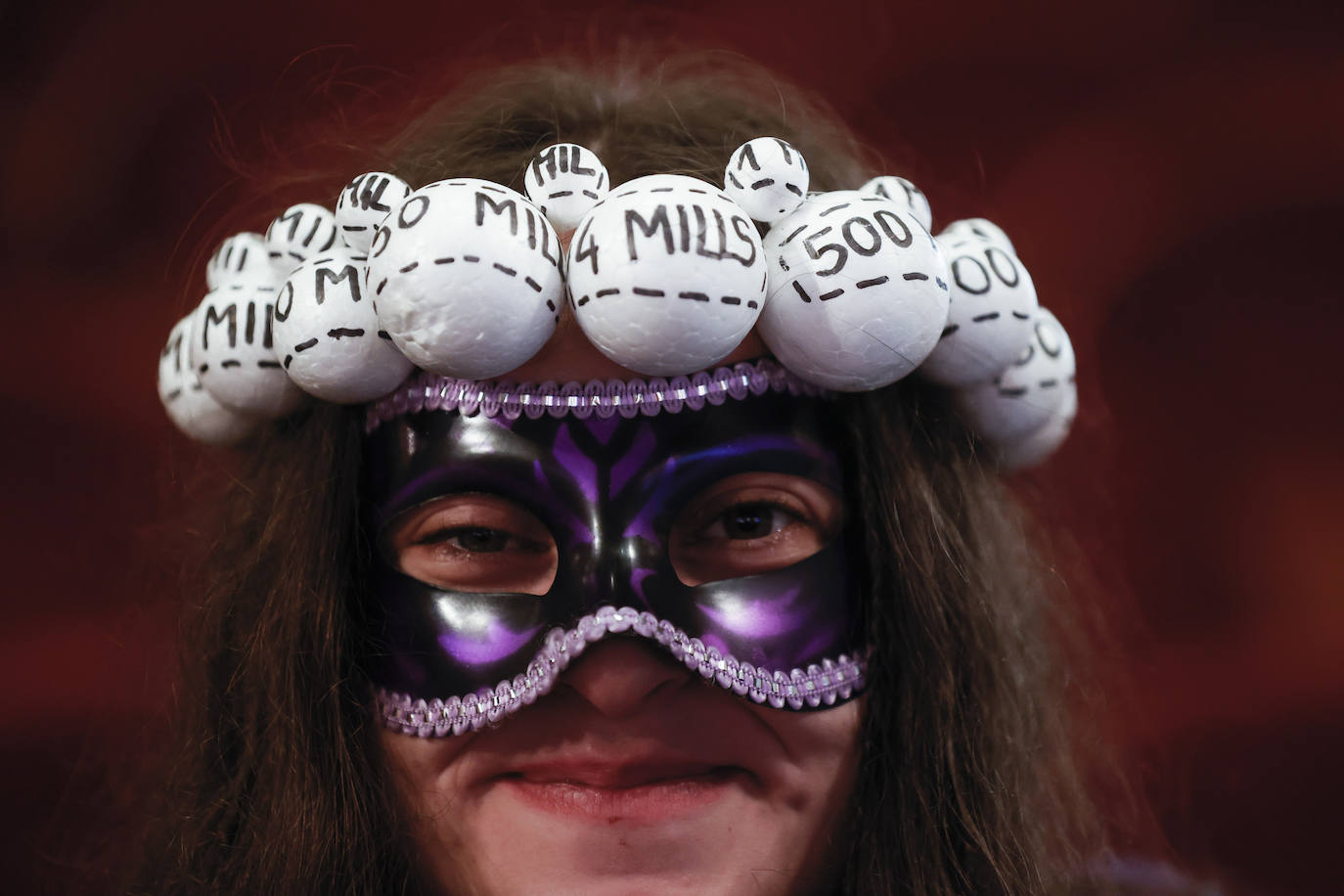 Una mujer con un tocado de bolas del sorteo de Lotería de Navidad