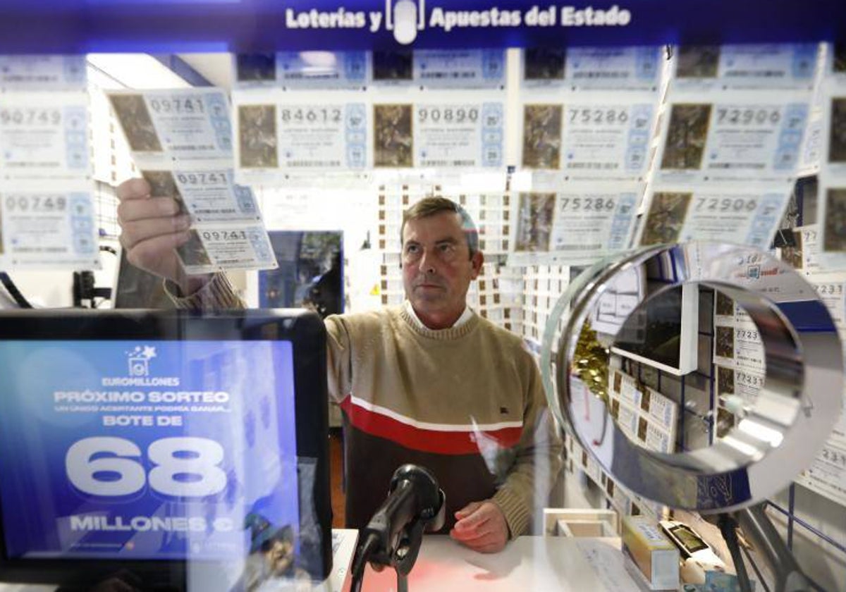 Un lotero de Córdoba, colgando décimos por vender, hace un año