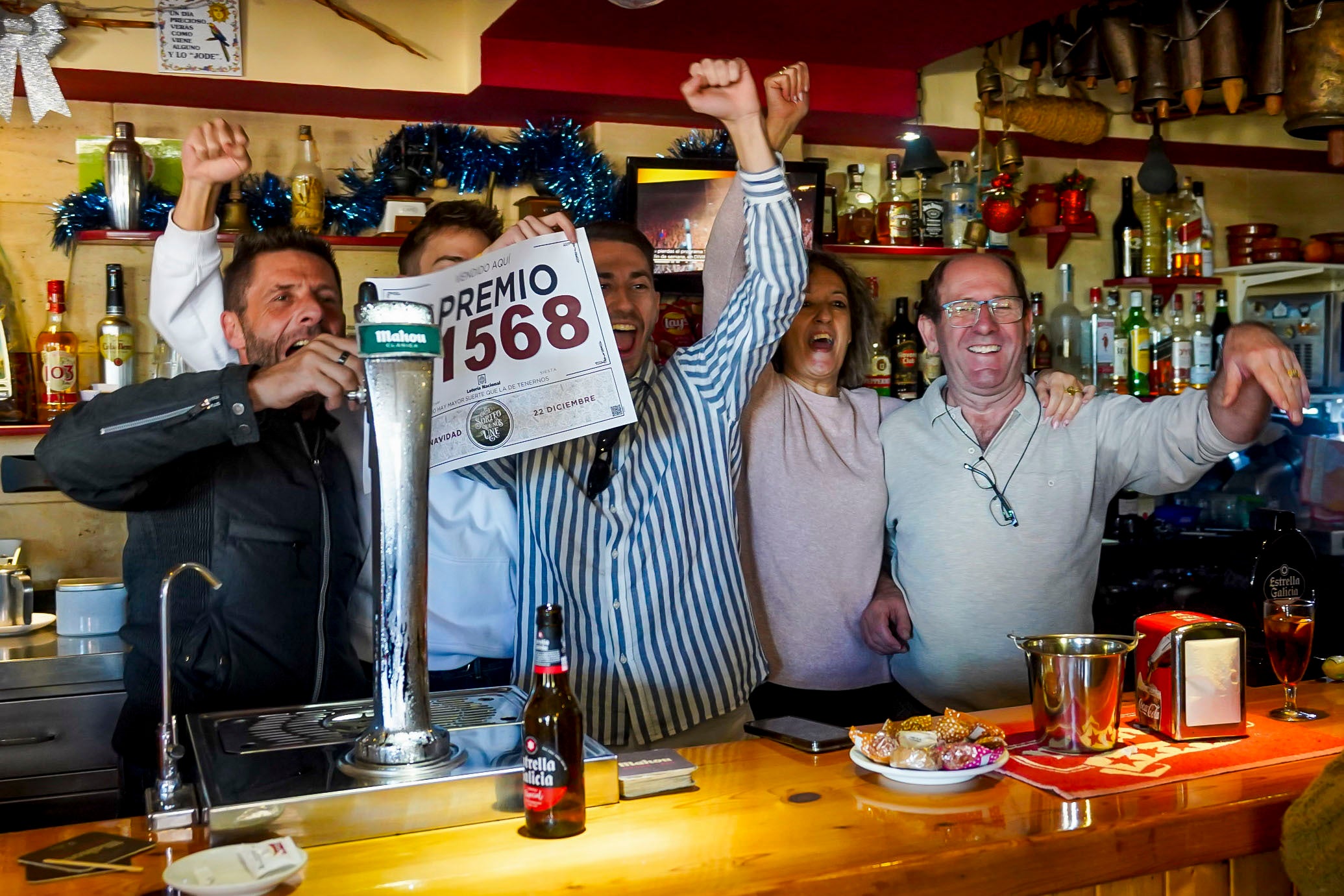 Celebraciones en un bar de la localidad ibicenca de Santa Eulalia.