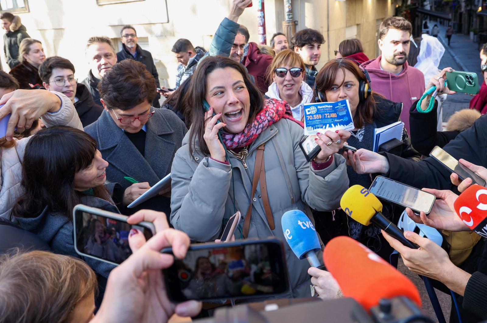 Una agraciada con una participación del Gordo de Navidad rodeada de medios a las puertas de la administración número 6 de Logroño