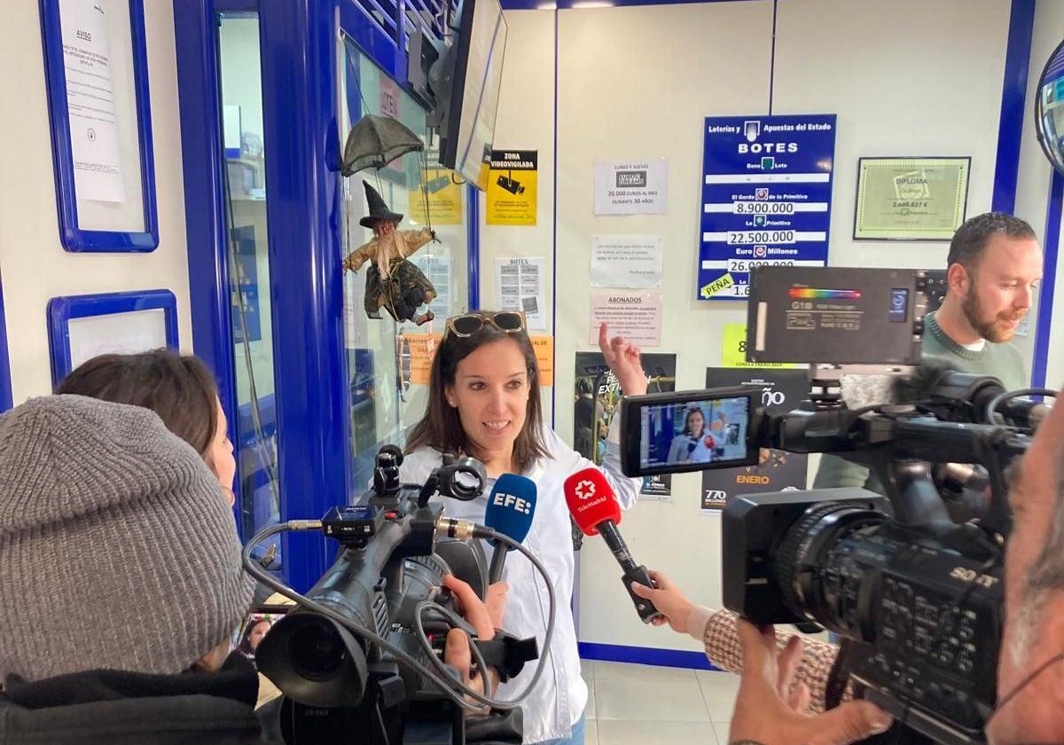 La lotera Raquel Nieto, atendiendo a los medios