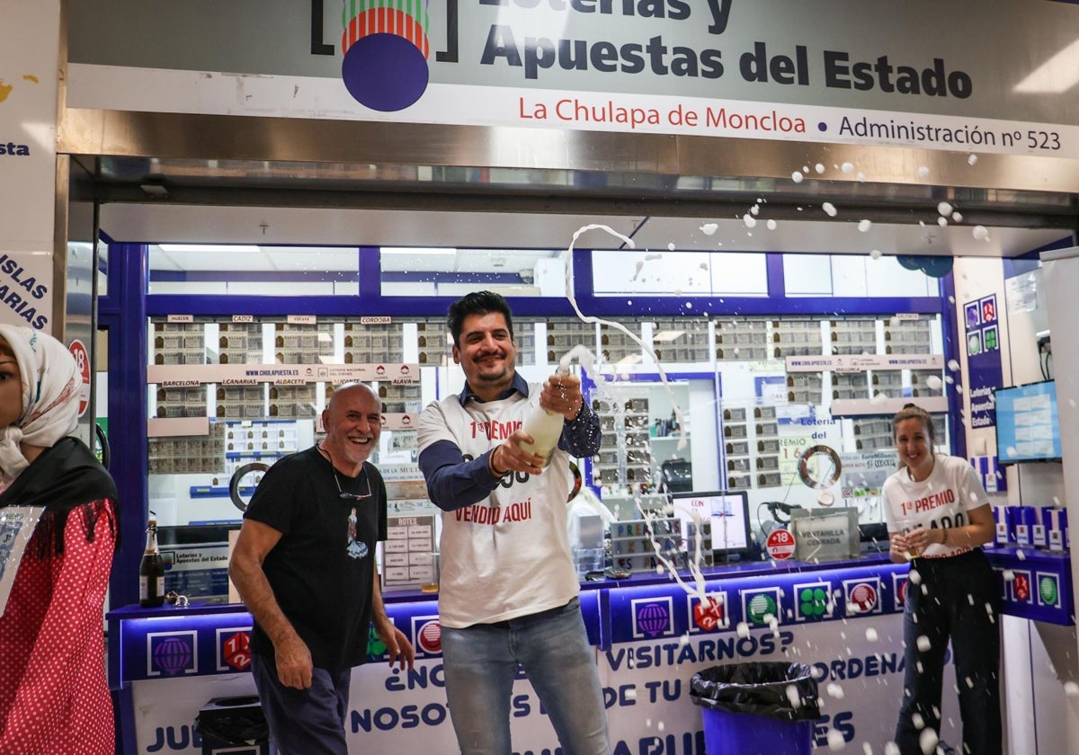 Joaquín, el 'lotero de moda', celebrando un premio en su administración en un sorteo anterior