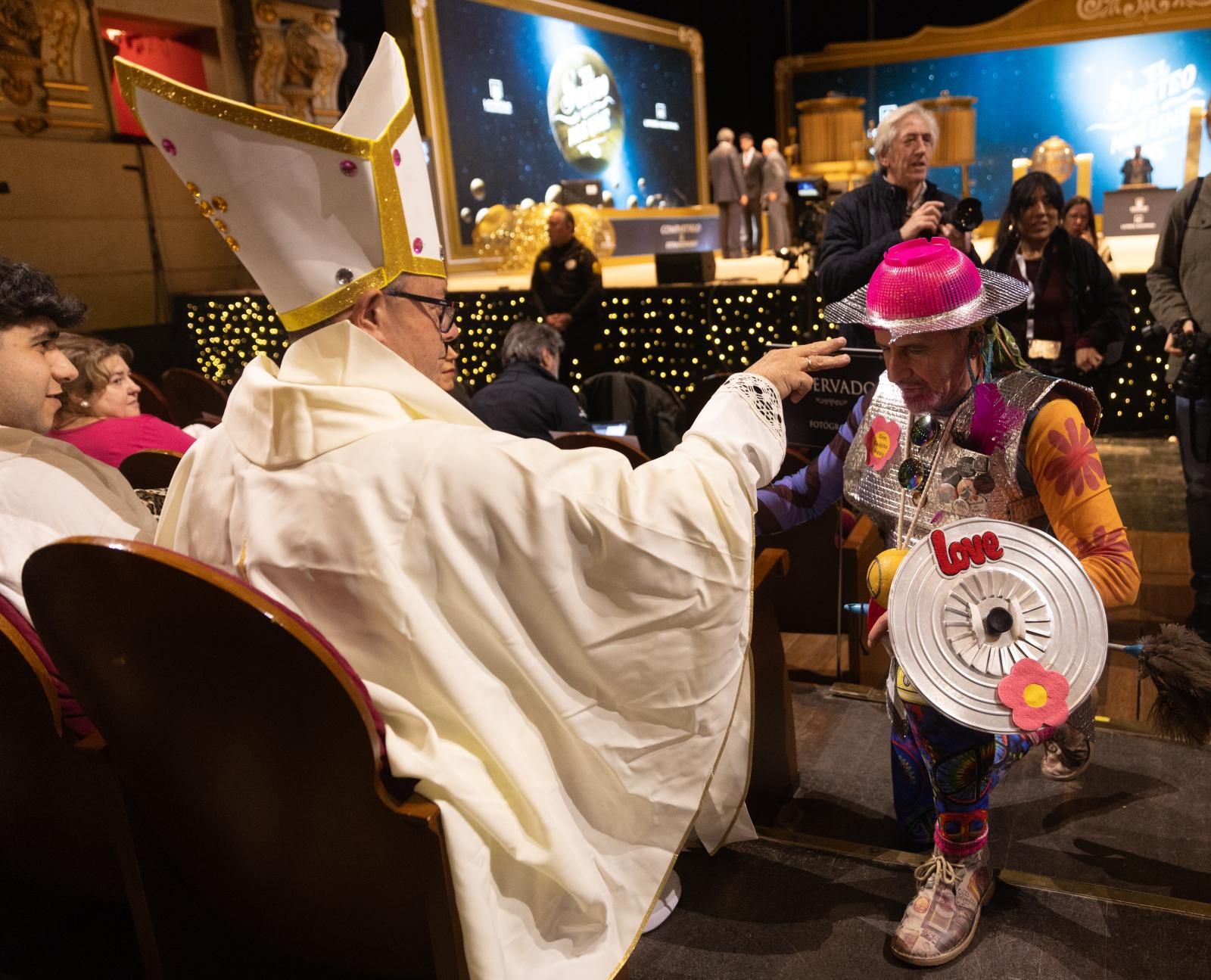 El hombre disfrazado de Papa ha simbolizado que bendecía a algunos asistentes para desearles suerte.