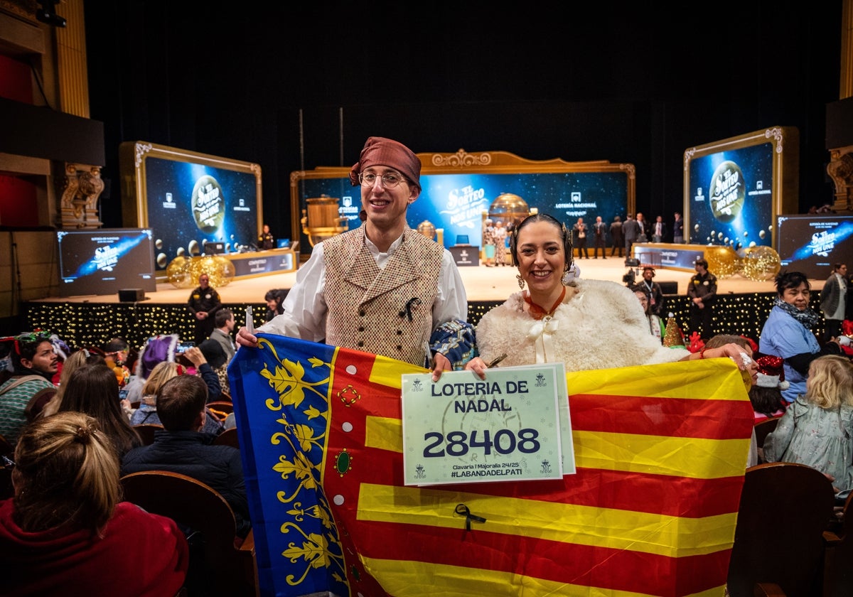 Dos jóvenes, vestidos de falleros, en el Teatro Real