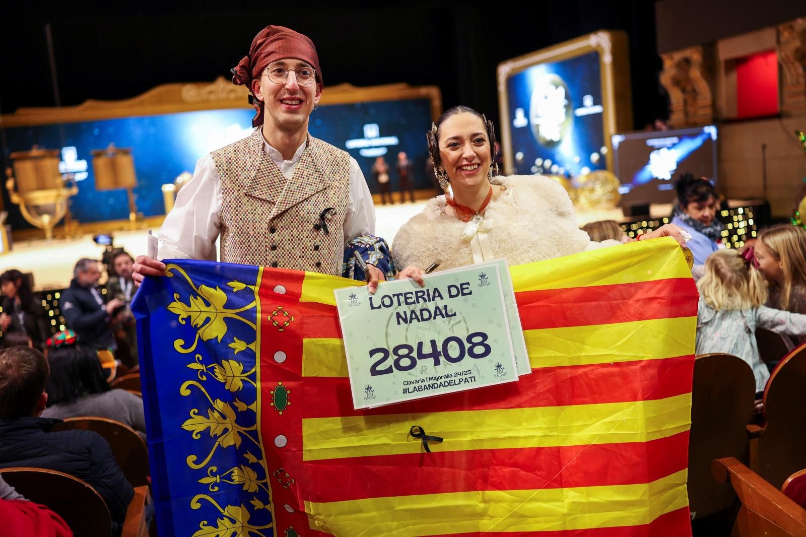 Dos jóvenes han acudido con trajes regionales de la Comunidad Valenciana en homenaje  las víctimas de la dana.