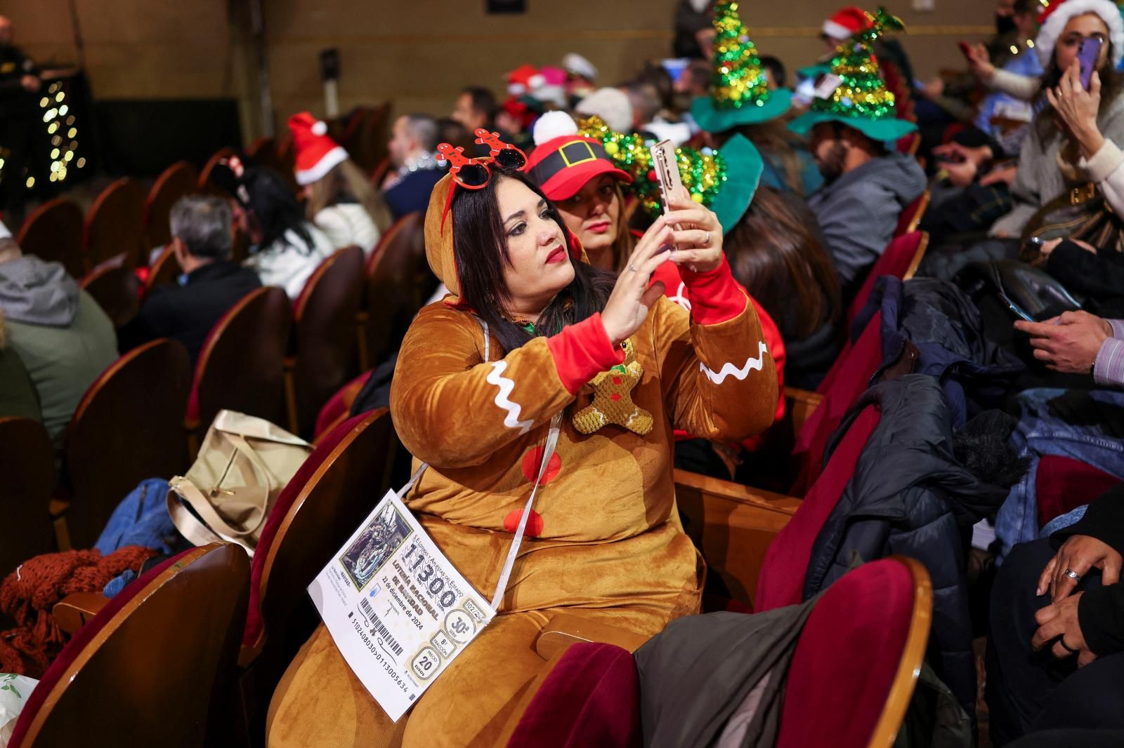 Los motivos navideños y los guiños a la Lotería han sido los más repetidos entre los asistentes al sorteo.