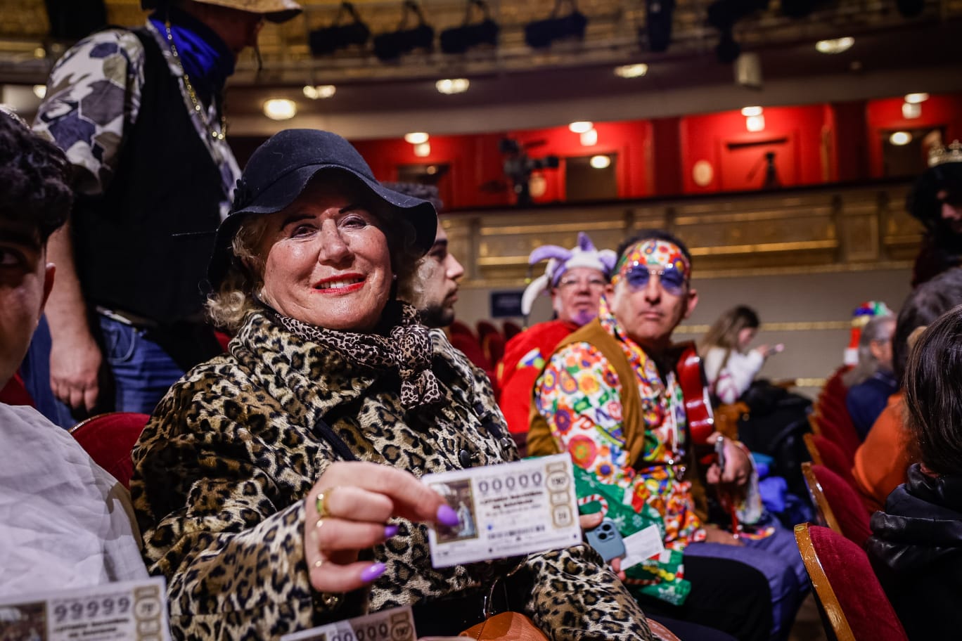 Una de las asistentes al sorteo presume de su décimo en el Teatro Real.