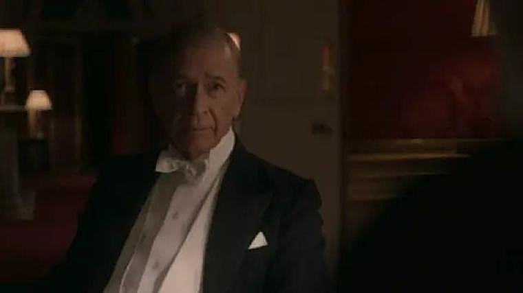 Clive Arrindell aparece em um episódio de The Crown.