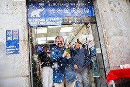 Horario administración de lotería de Madrid: a qué hora abren y cierran para comprar un décimo de Navidad