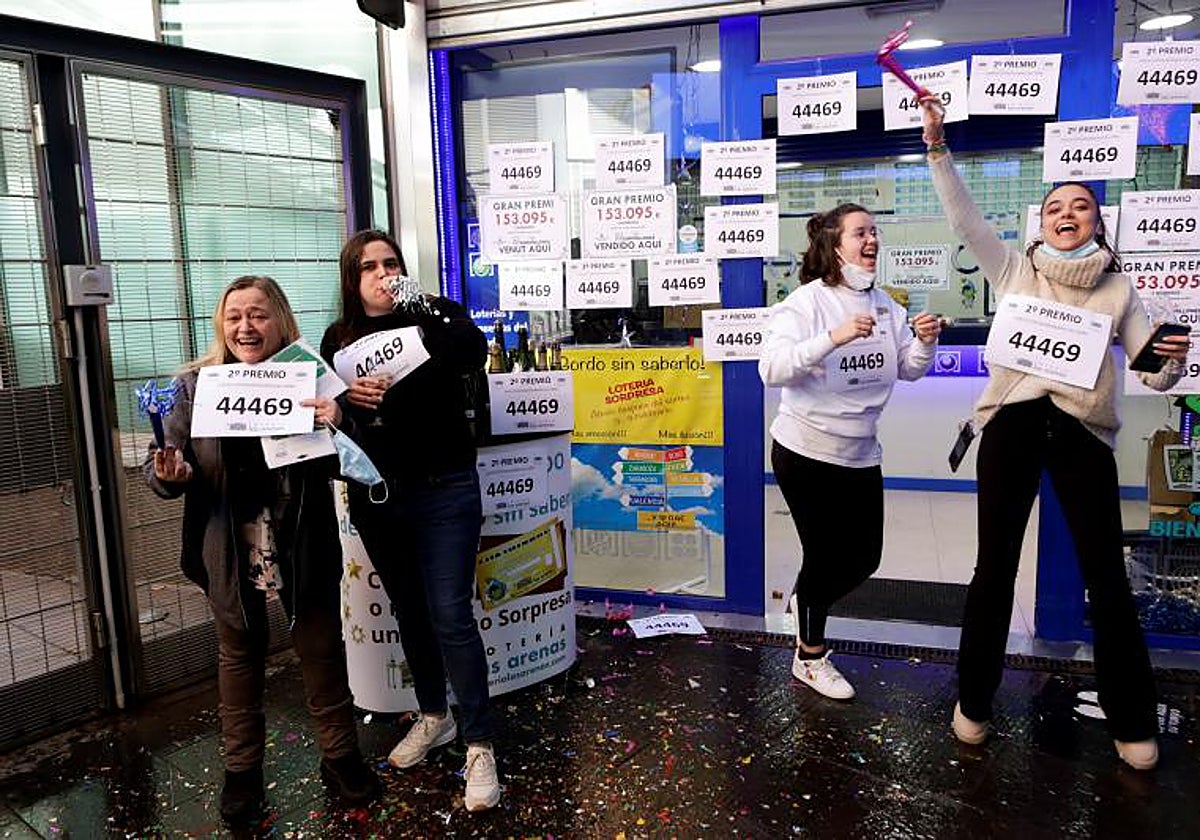Trabajadores de una administración de loterías que repartió premios en 2022