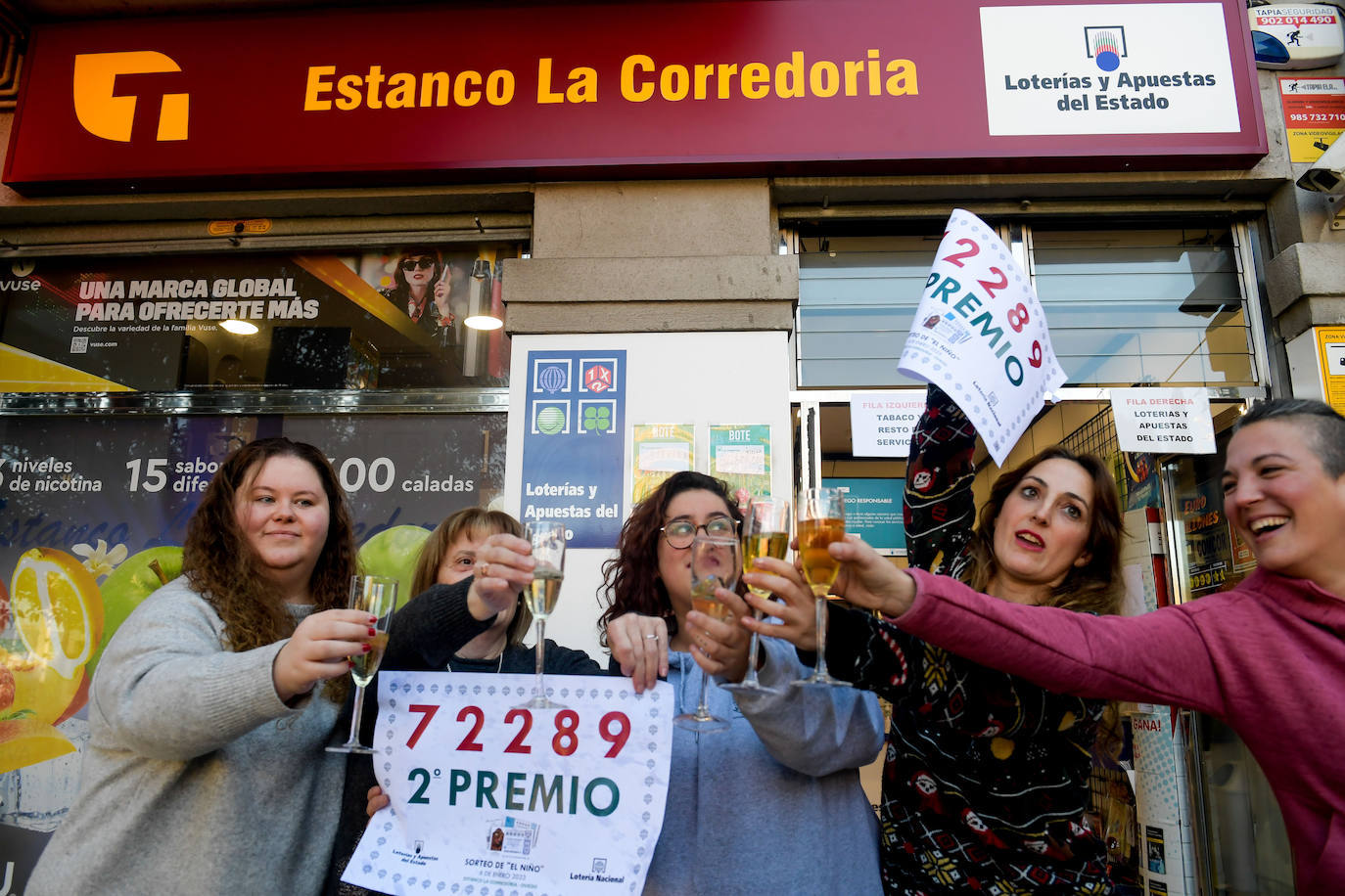 Celebración en una administración de La Corredoria, en Oviedo, después de que se supiera que este establecimiento ha vendido parte del segundo premio de la lotería de 'El Niño'.