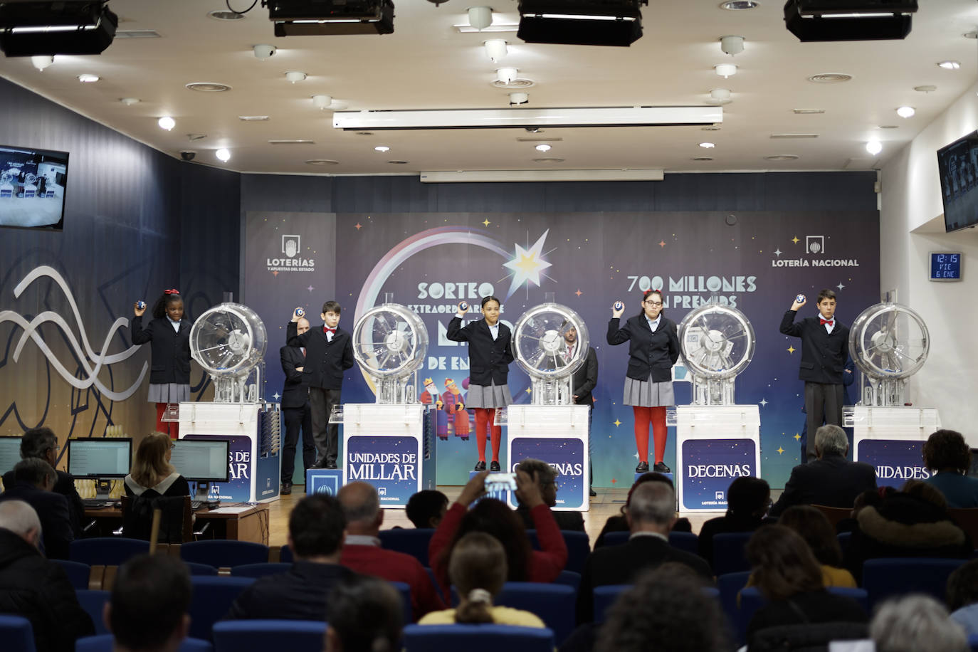 Vista del primer premio del sorteo extraordinario de la lotería de "El Niño", celebrado este viernes en Madrid, dotado con dos millones para el número 89.603 y que ha caído íntegramente en  La Escala (Gerona)