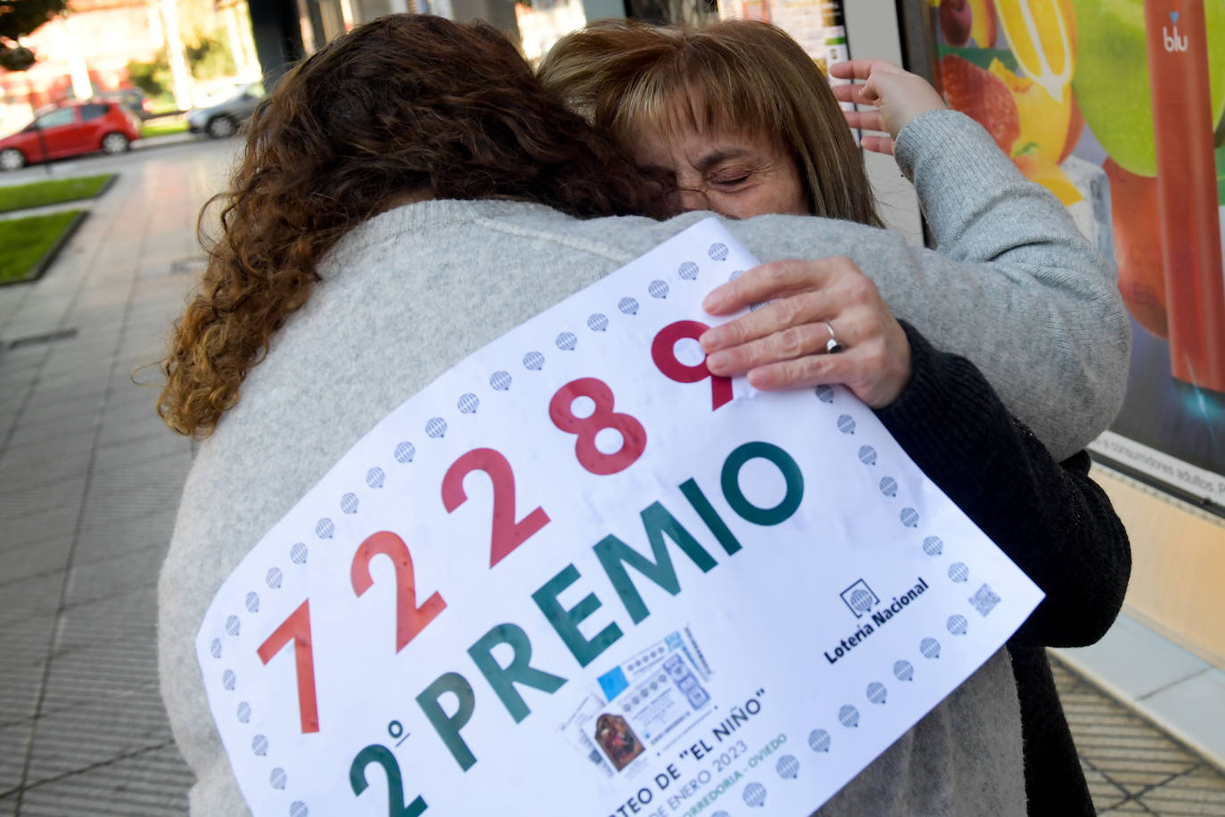Celebración en una administración de La Corredoria, en Oviedo, después de que se supiera que este establecimiento ha vendido parte del segundo premio de la lotería de 'El Niño'