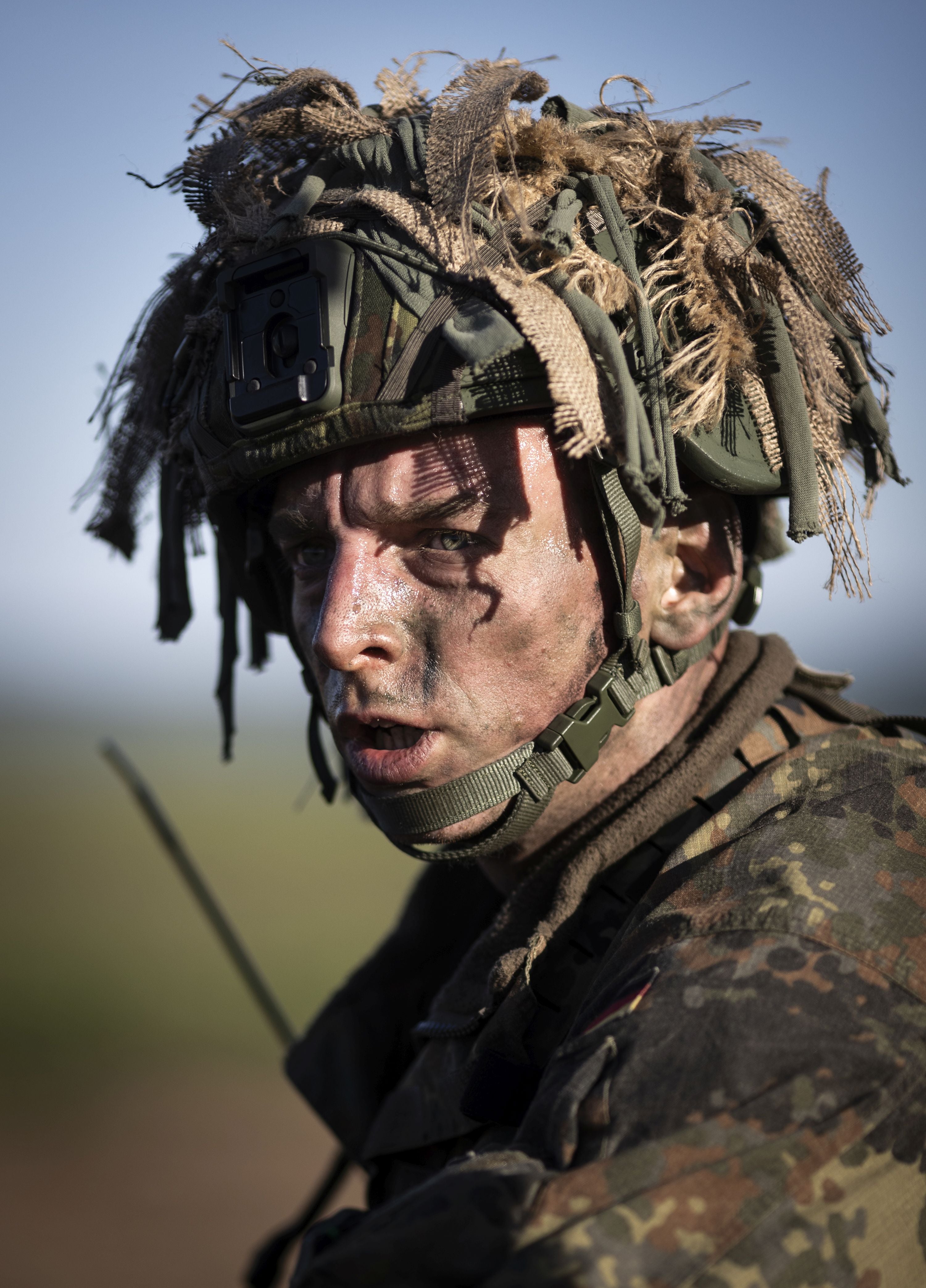 Un paracaidista busca a su grupo para seguir con el ejercicio en Rumanía