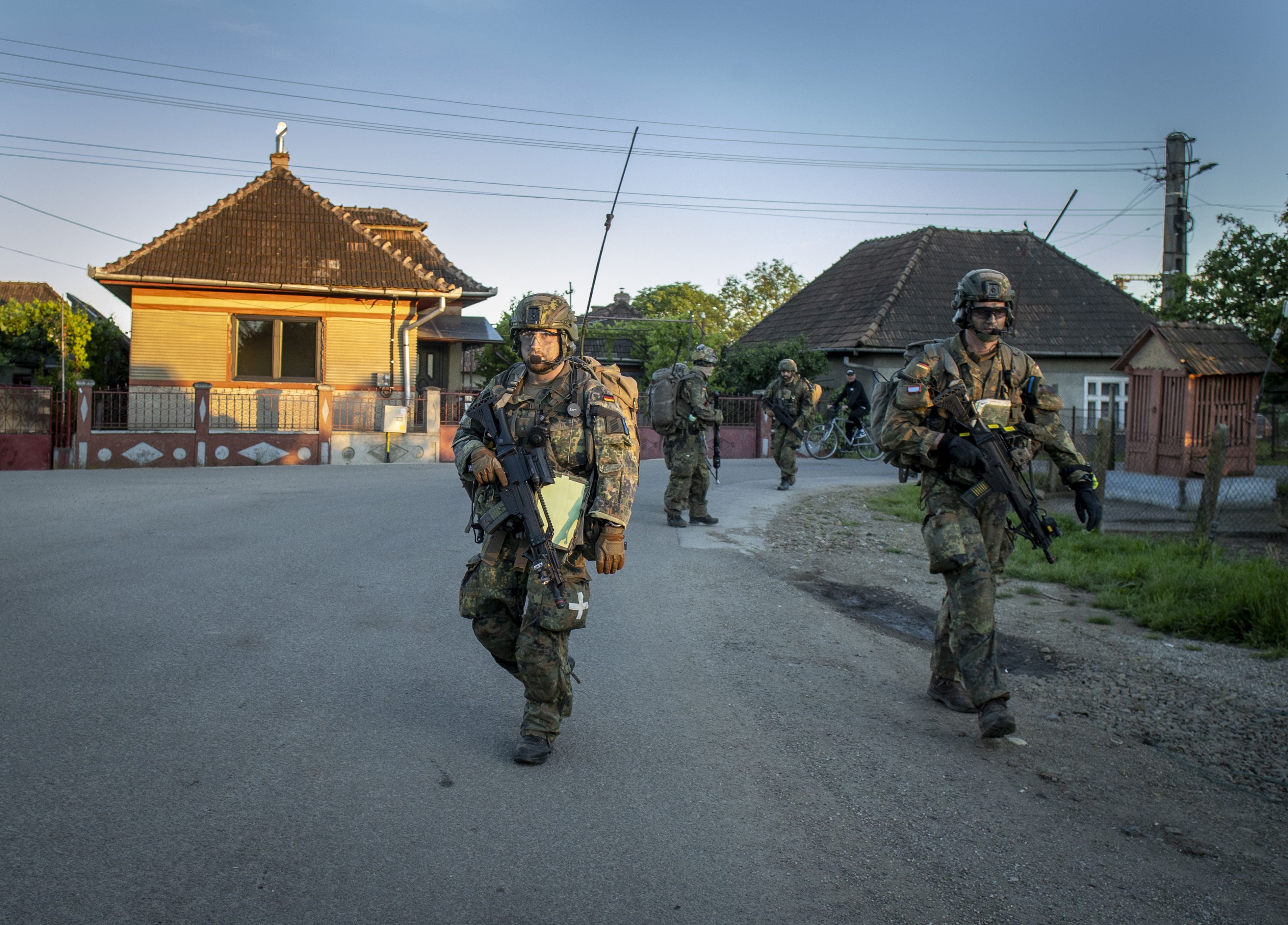 Soldados alemanes se infiltran en Calarasi Gara, un pequeño pueblo de Rumanía