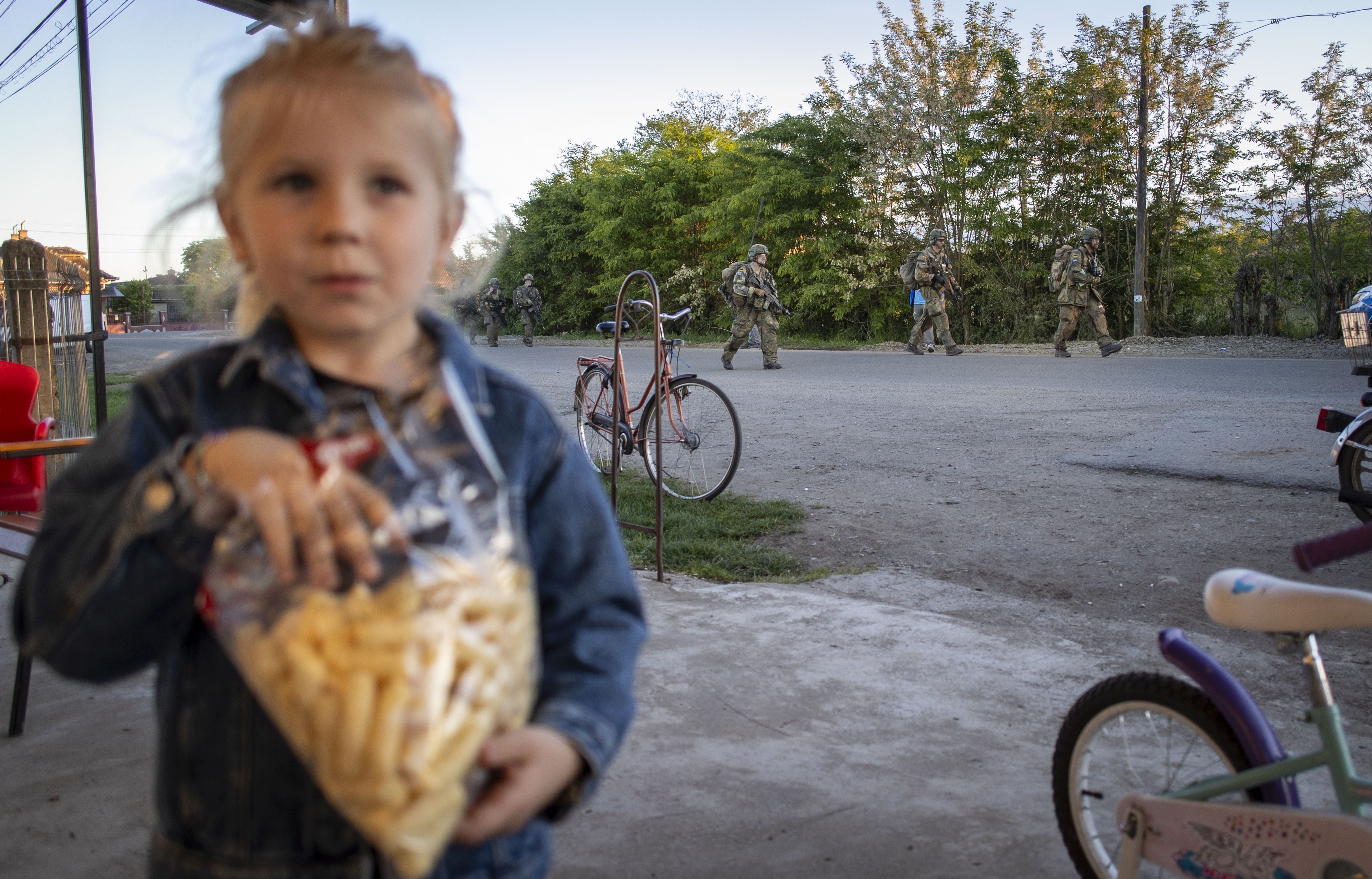 Soldados alemanes se infiltran en Calarasi Gara, un pequeño pueblo de Rumanía