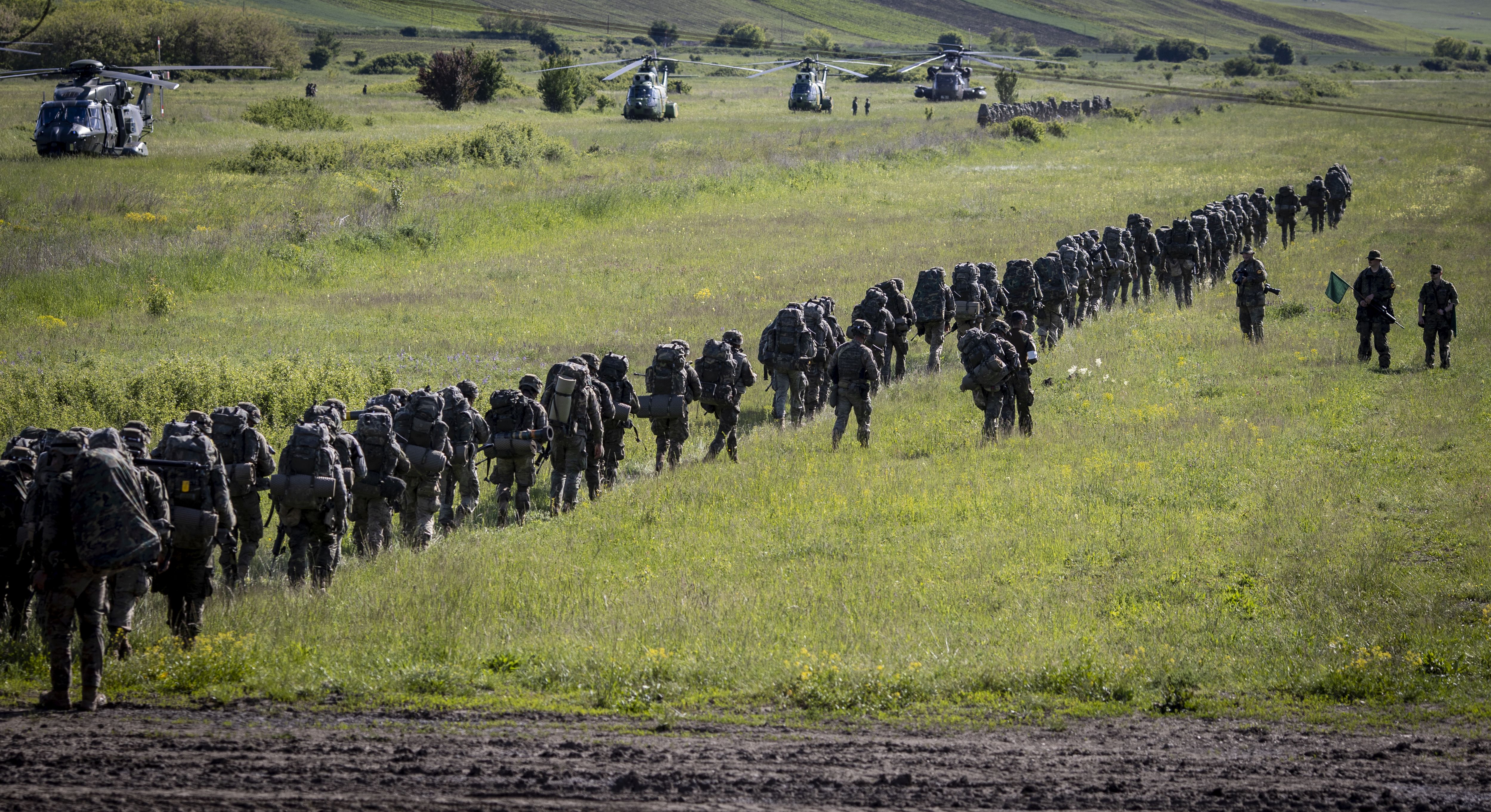 Más de 2.000 paracaidistas participan en las maniobras