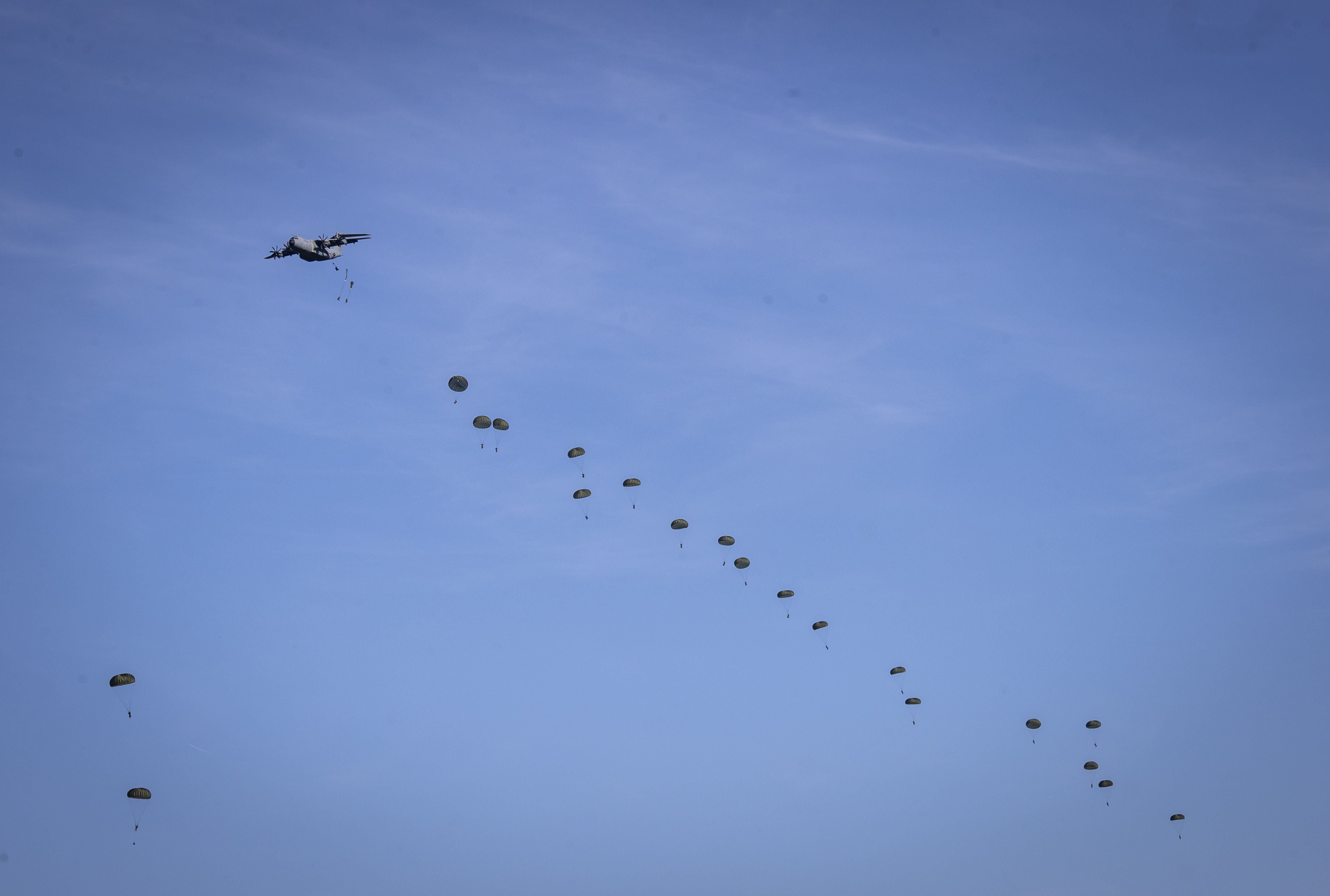 Salto de los paracaidistas, que en unos 40 segundos ya están en el suelo para operación terrestre
