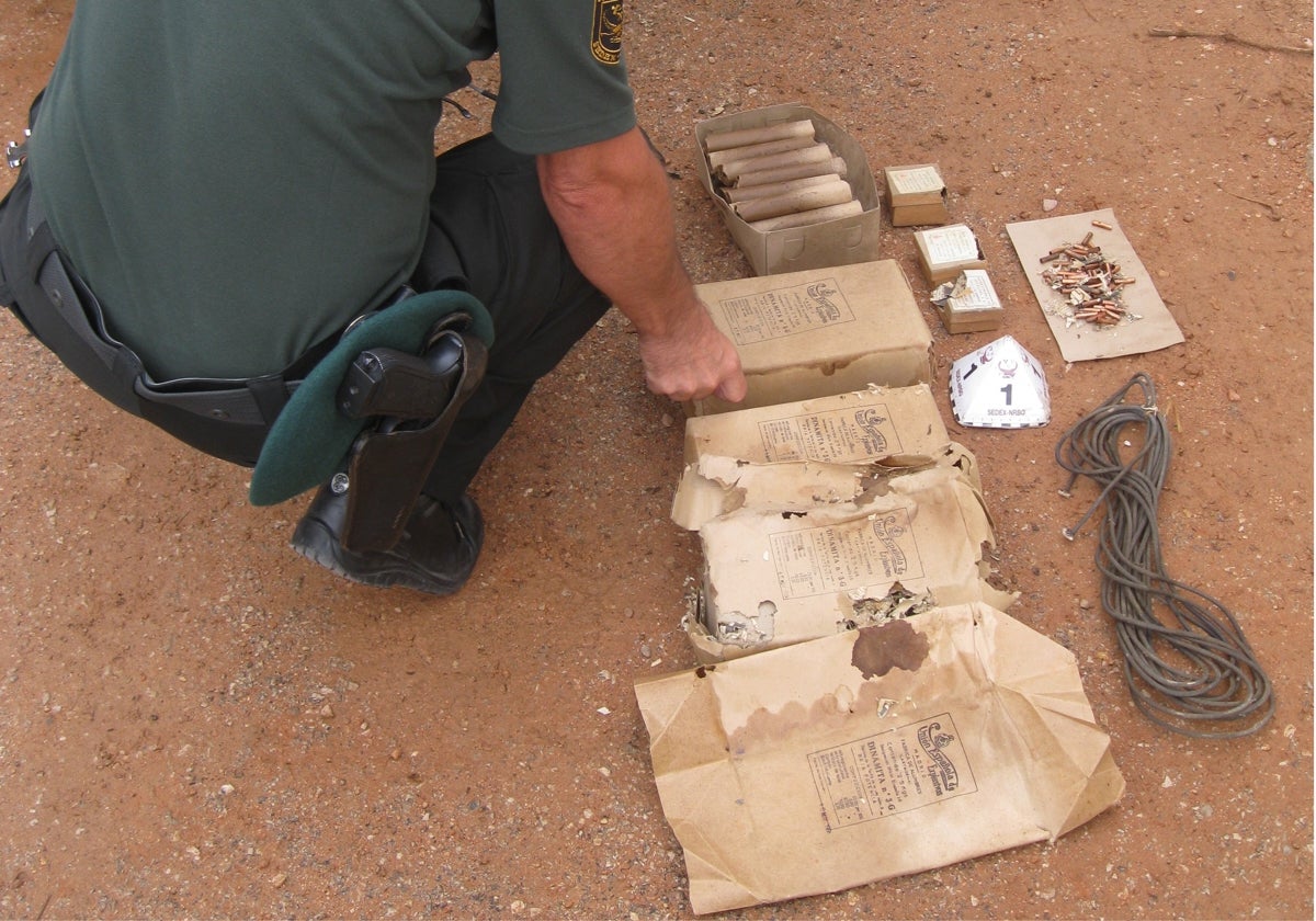 Material encontrado con los explosivos en la operación de la Guardia Civil