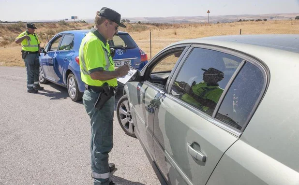 La DGT avisa: esta es la multa por no llevar la documentación obligatoria en el coche