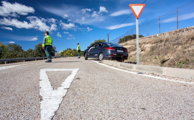 Sin cinturón de seguridad o con el móvil: así conducimos los españoles