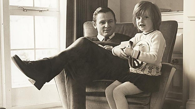 Bruce McLaren, junto a su hija Amanda, en una estampa familiar