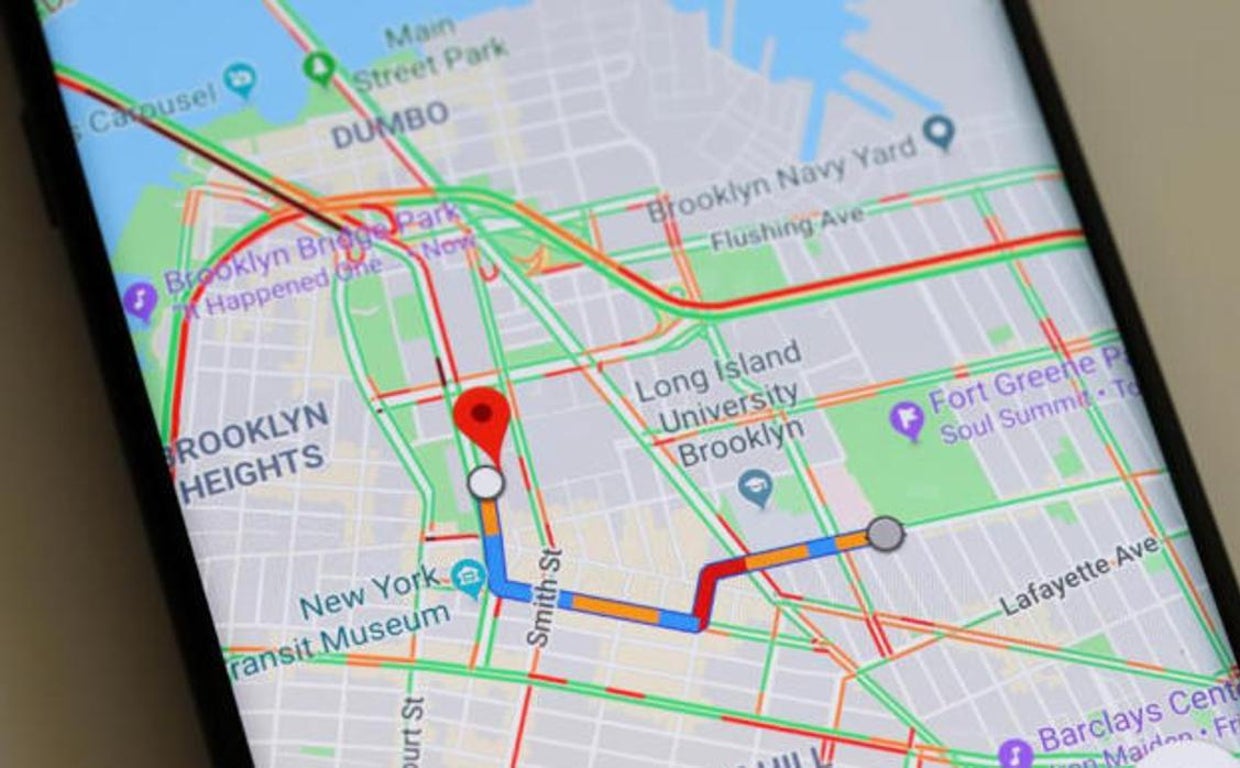 Fotografía de archivo de un móvil con la aplicación de Google Maps abierta