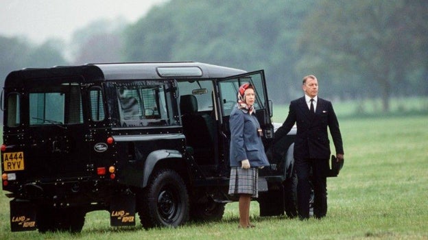 La reina Isabel II ante un Land Rover Defender