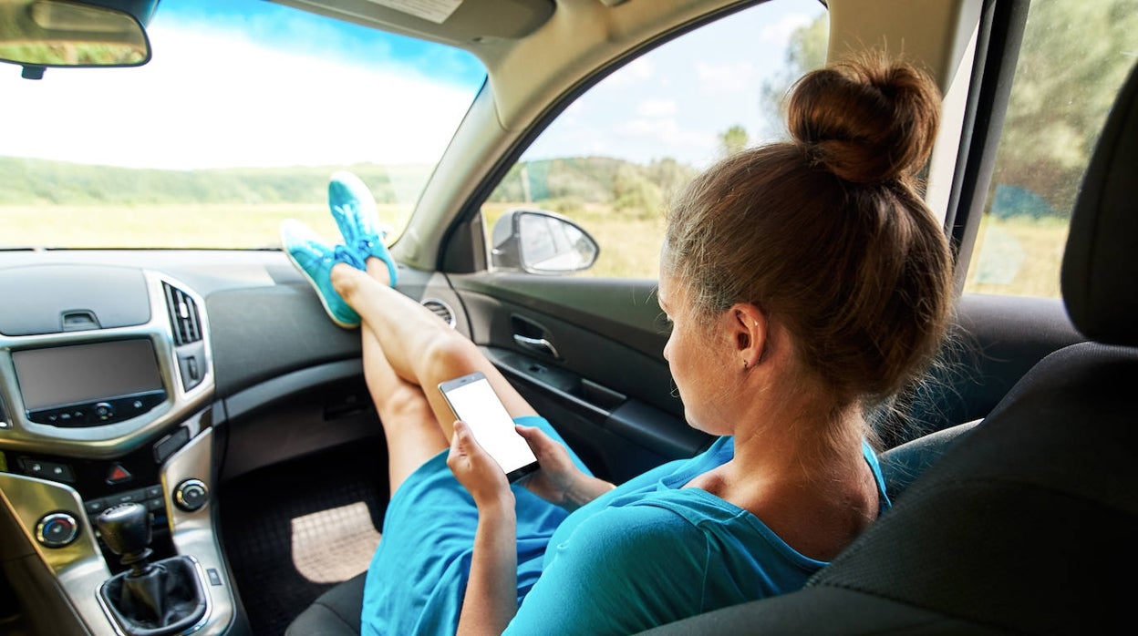 Esta es la razón por la que no debes viajar en coche con los pies en el salpicadero