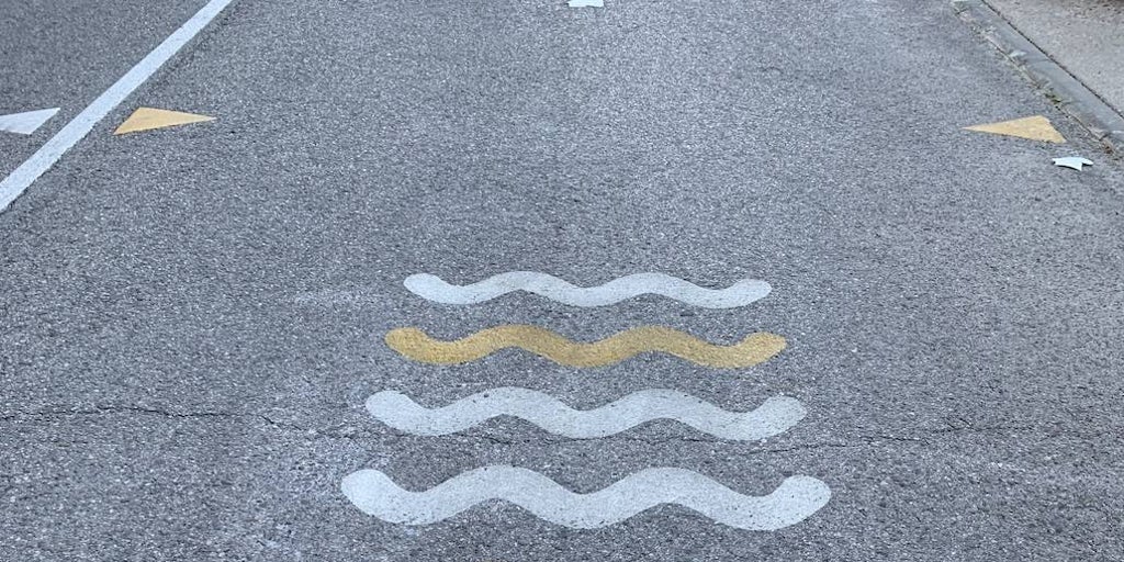 What do these waves painted on the road mean? Time News