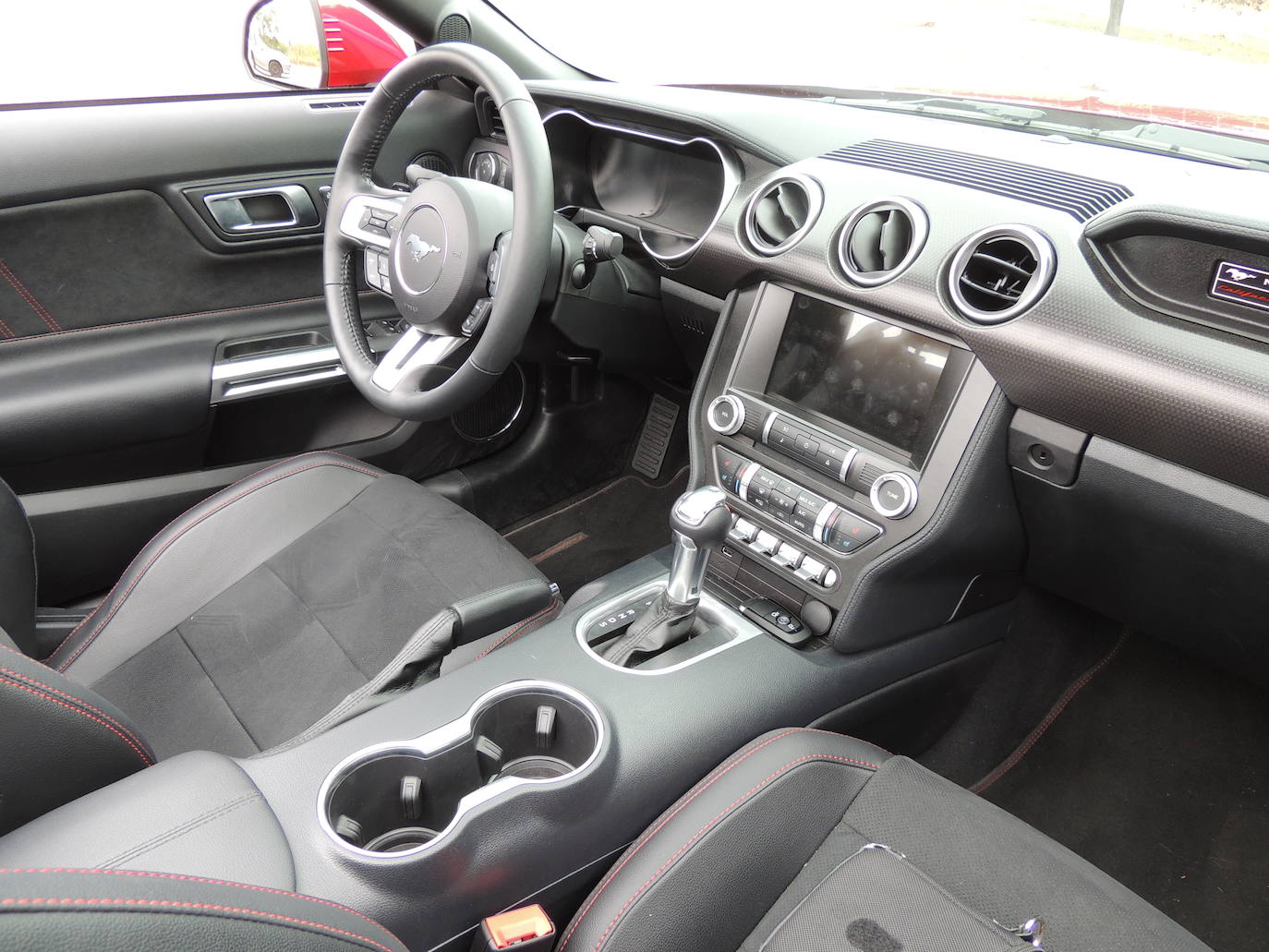 Combinado con la transmisión manual de seis velocidades de Ford, con tecnología de adaptación de las revoluciones para unos cambios fluidos y un carácter aún más deportivo, el modelo acelera de 0 a 100 km/h en 4,8 segundos. La avanzada transmisión automática de 10 velocidades de Ford ofrece una aceleración de 0 a 100 km/h en 4,5 segundos