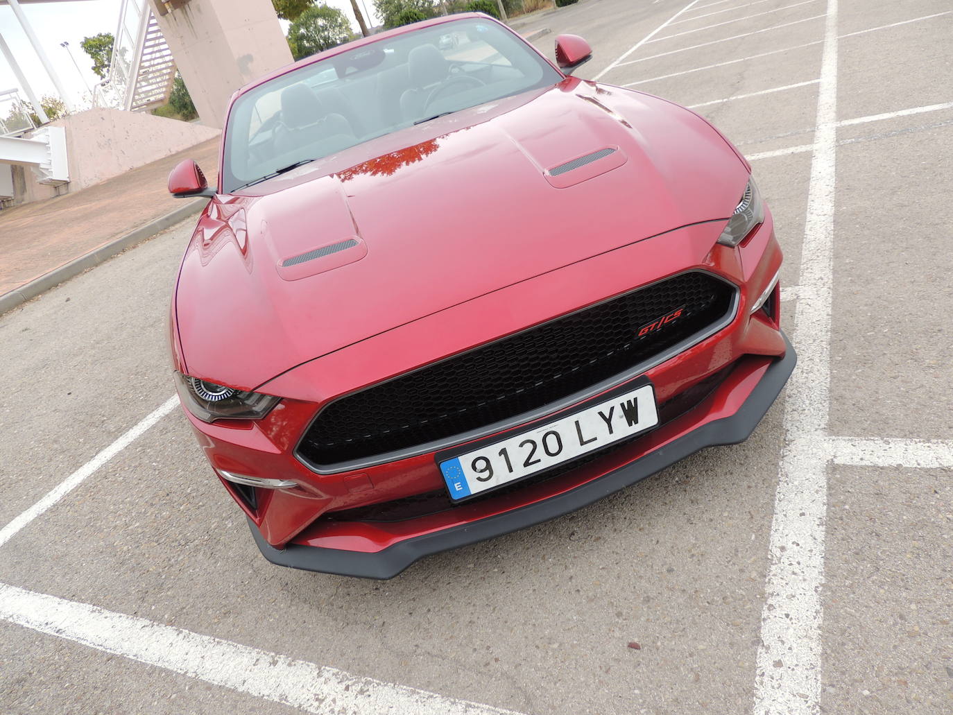Las llantas de aleación de cinco radios añaden exclusividad. Las llantas delanteras de 19 x 9 pulgadas y las traseras de 19 x 9,5 pulgadas están acabadas en Gris Carbono para complementar el splitter delantero, los faldones laterales y el difusor trasero