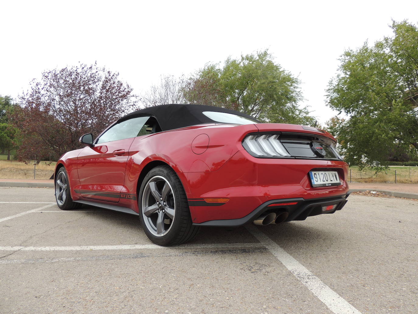 Otros toques de diseño exclusivos y características de confort en el interior del Mustang California Special resaltan su condición de edición especia