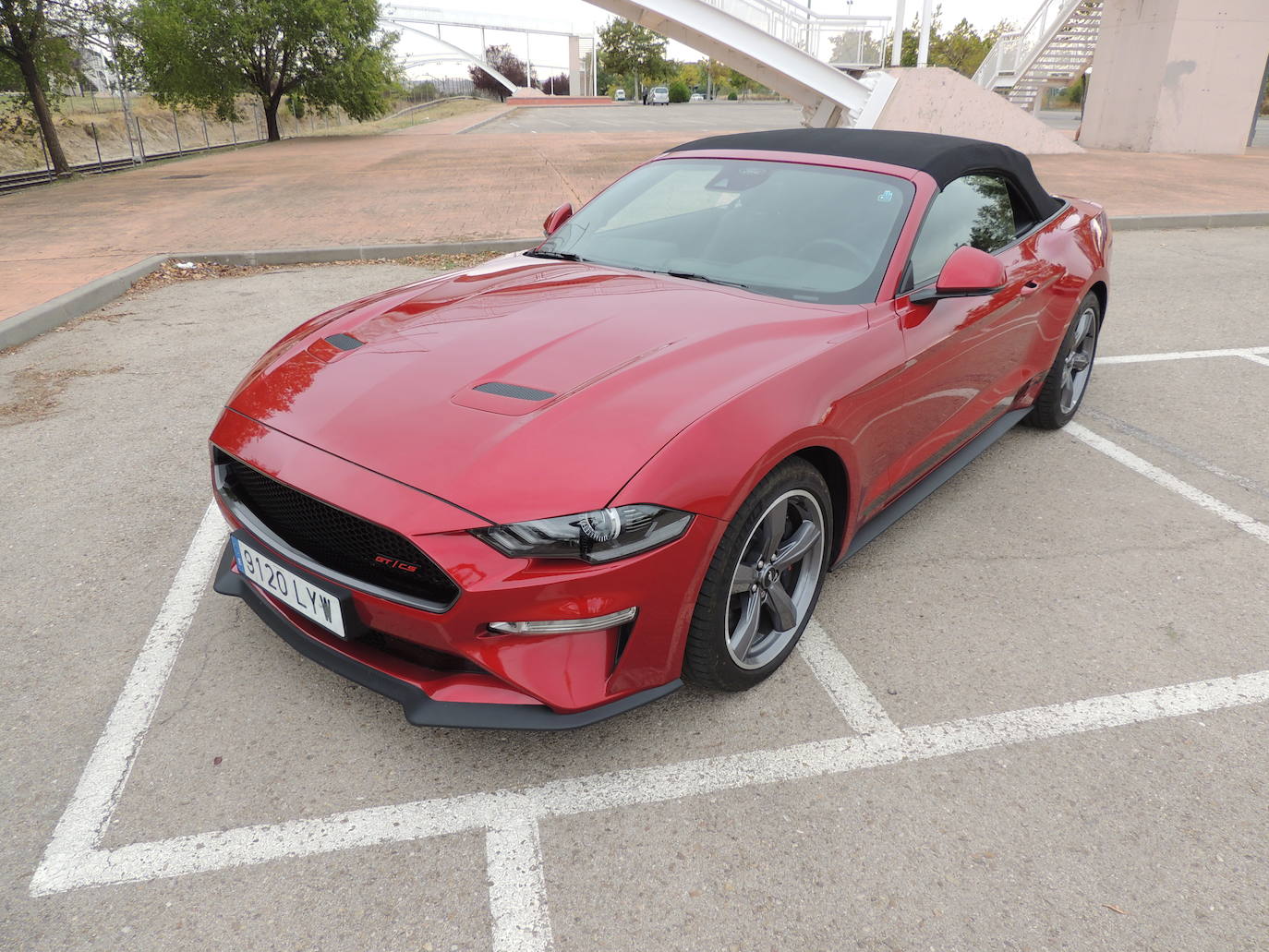 El motor Ford V8 de 5.0 litros del Mustang California Special, con 450 CV y 529 Nm 5 de par, proporciona las prestaciones y la banda sonora propias de un Mustang de edición especial