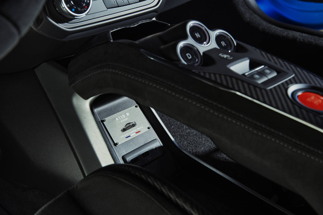 Alpine A110 R es una expresión radical del rendimiento y la deportividad.